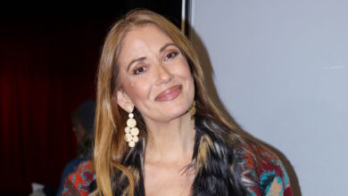 Γιώτα-Τσιμπρικίδου:-Ποζάρει-σε-χριστουγεννιάτικο-δέντρο-και-αποκαλύπτει-ότι-είναι-έγκυος-σε-κορίτσι