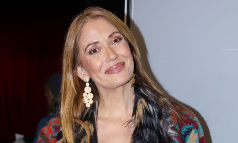 Γιώτα-Τσιμπρικίδου:-Ποζάρει-σε-χριστουγεννιάτικο-δέντρο-και-αποκαλύπτει-ότι-είναι-έγκυος-σε-κορίτσι