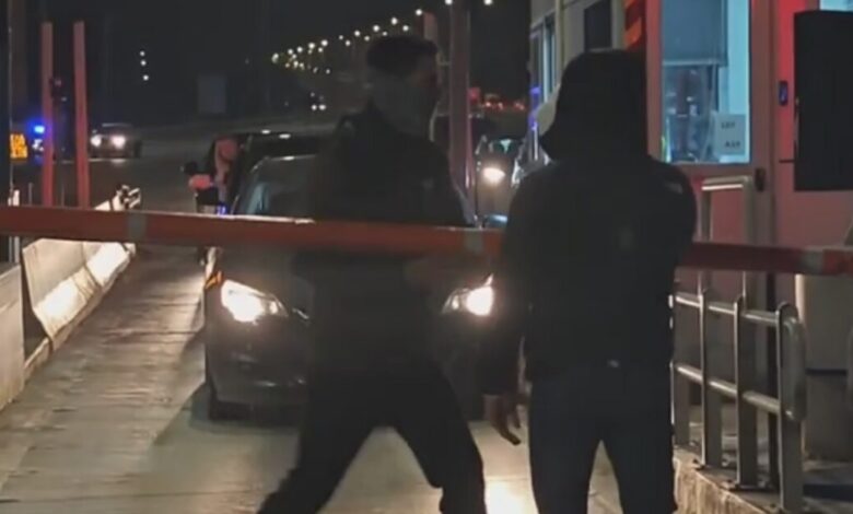 Στα-διόδια-Αφιδνών-οι-αγρότες:-Η-στιγμή-που-ανοίγουν-τις-μπάρες