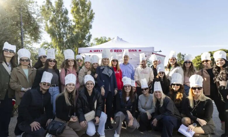 Η-coca-cola-και-ο-Ελληνικός-Ερυθρός-Σταυρός-μαζί-αυτά-τα-Χριστούγεννα:-Μια-μεγάλη-αγκαλιά-για-τους-συνανθρώπους-μας-που-έχουν-ανάγκη