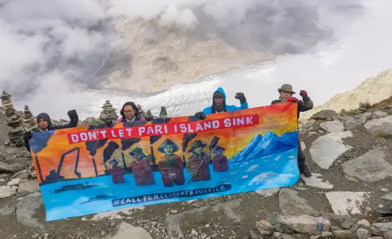 Κλιματική-αλλαγή:-Κάτοικοι-νησιού-στην-Ινδονησία-στρέφονται-κατά-κολοσσού-τσιμέντου