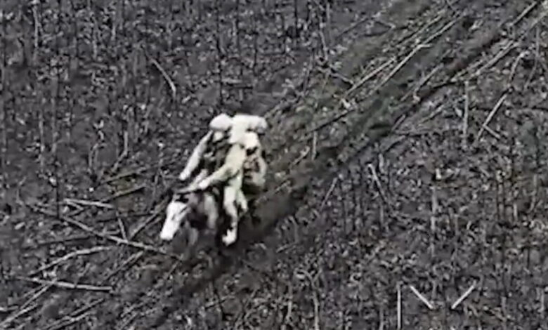 Ουκρανία:-Ρώσοι-στρατιώτες-εντοπίστηκαν-να-ιππεύουν-άλογα-κοντά-στην-πρώτη-γραμμή-–-Χτυπήθηκαν-από-drones