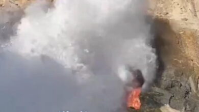 Αίγυπτος:-Η-στιγμή-που-τεράστιο-κύμα-«καταπίνει»-τουρίστρια-την-ώρα-που-εκείνη-ποζάρει-για-φωτογραφία