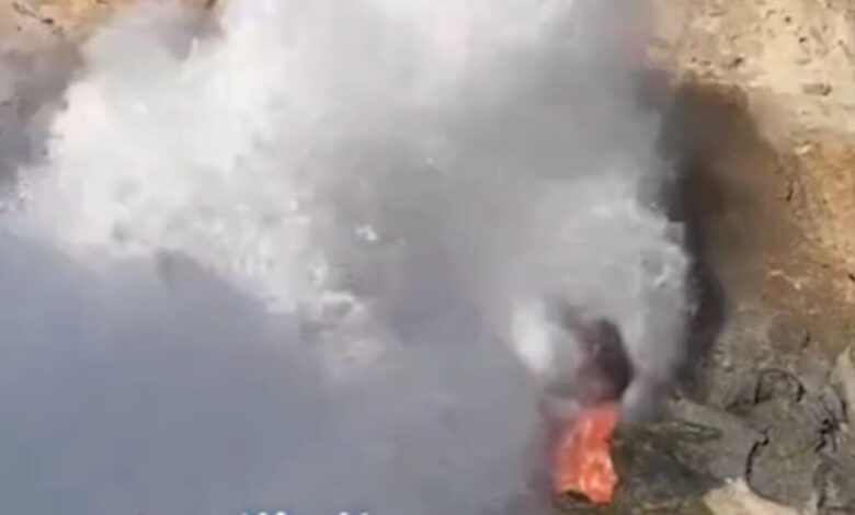 Αίγυπτος:-Η-στιγμή-που-τεράστιο-κύμα-«καταπίνει»-τουρίστρια-την-ώρα-που-εκείνη-ποζάρει-για-φωτογραφία