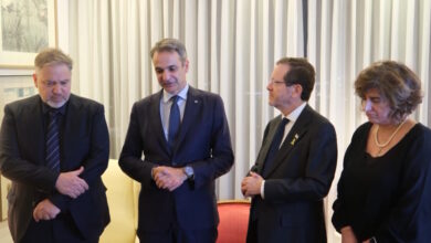 Μητσοτάκης-και-Χέρτσογκ-επισκέφθηκαν-τους-γονείς-του-Ιωνά-Καρούση-που-σκοτώθηκε-σε-τρομοκρατική-επίθεση-στο-Τελ-Αβίβ