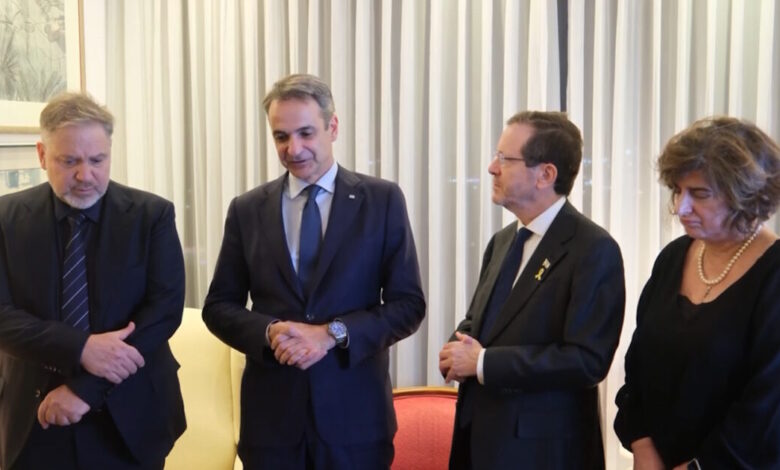 Μητσοτάκης-και-Χέρτσογκ-επισκέφθηκαν-τους-γονείς-του-Ιωνά-Καρούση-που-σκοτώθηκε-σε-τρομοκρατική-επίθεση-στο-Τελ-Αβίβ