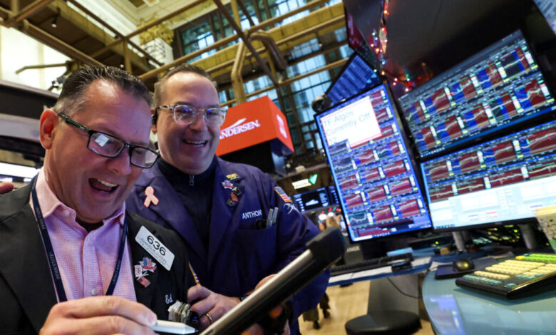 wall-street:-Με-κέρδη-έκλεισαν-οι-μετοχές-στην-αρχή-της-εορταστικής-εβδομάδας-–-Ο-s&p-500-καταγράφει-τρίτη-συνεχόμενη-ημέρα-κερδών