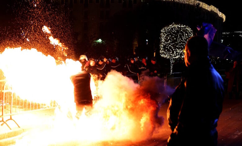Αλβανία:-Επεισόδια-σε-αντικυβερνητική-διαδήλωση-στα-Τίρανα-–-Μολότοφ-στο-γραφείο-του-Έντι-Ράμα
