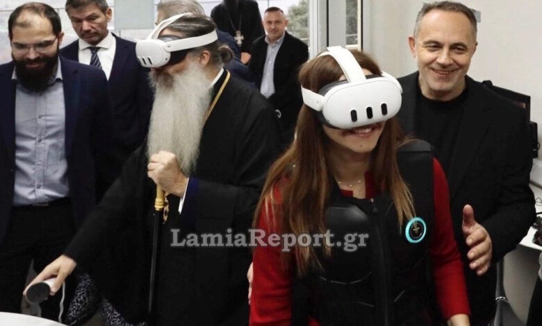 Ο-Μητροπολίτης-Φθιώτιδας-και-η-υπουργός-Παιδείας-έβαλαν-γυαλιά-εικονικής-πραγματικότητας