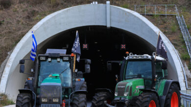 Ο-«Μουντζούρης»-των-ευθυνών-για-τα-μπλόκα-των-αγροτών:-Νέο-μήνυμα-Μητσοτάκη-και-στάση-αναμονής-για-την-παρέμβαση-εισαγγελέα