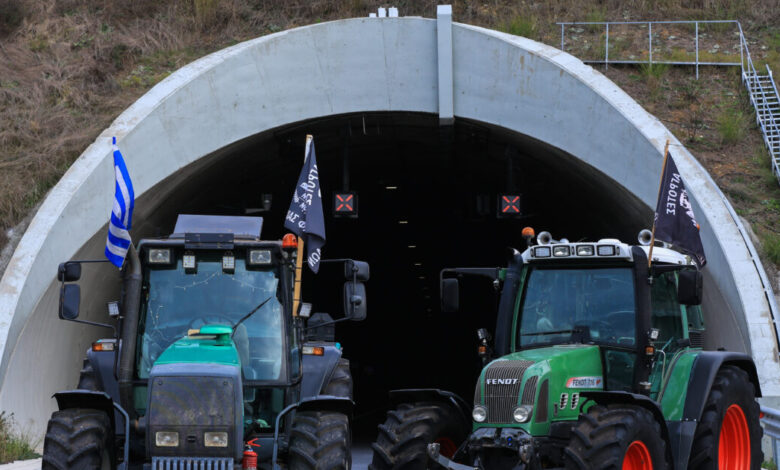 Ο-«Μουντζούρης»-των-ευθυνών-για-τα-μπλόκα-των-αγροτών:-Νέο-μήνυμα-Μητσοτάκη-και-στάση-αναμονής-για-την-παρέμβαση-εισαγγελέα