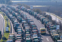 Μπλόκα-αγροτών:-Οι-αγρότες-βάζουν-στην-άκρη-τα-τρακτέρ-για-τα-Χριστούγεννα,-«αναβρασμός»-στην-Τροχαία-–-Χάρτες-«επιβίωσης»