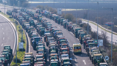 Μπλόκα-αγροτών:-Οι-αγρότες-βάζουν-στην-άκρη-τα-τρακτέρ-για-τα-Χριστούγεννα,-«αναβρασμός»-στην-Τροχαία-–-Χάρτες-«επιβίωσης»