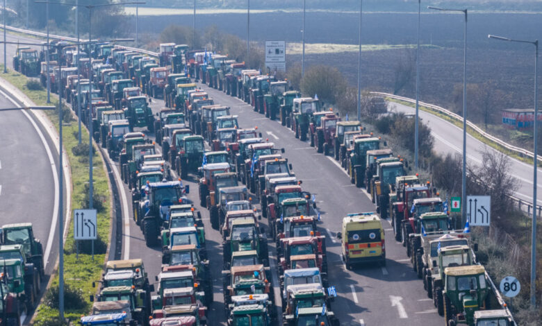 Μπλόκα-αγροτών:-Οι-αγρότες-βάζουν-στην-άκρη-τα-τρακτέρ-για-τα-Χριστούγεννα,-«αναβρασμός»-στην-Τροχαία-–-Χάρτες-«επιβίωσης»