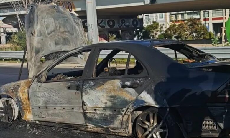 Φωτιά-σε-αυτοκίνητο-στη-Ποσειδώνος-στο-ύψος-του-Μοσχάτου:-Διακοπή-κυκλοφορίας-από-την-τροχαία