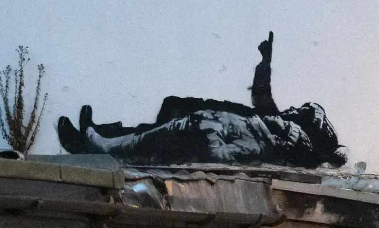 Δύο-άστεγα-παιδιά-κοιτούν-τα-αστέρια-Νέο-έργο-του-banksy-στο-Λονδίνο