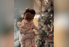 Η-Αλεξάνδρα-Νίκα-στόλισε-το-χριστουγεννιάτικο-δέντρο-αγκαλιά-με-τον-γιο-της-–-Δείτε-βίντεο