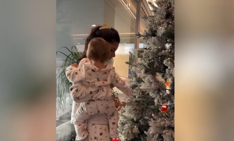Η-Αλεξάνδρα-Νίκα-στόλισε-το-χριστουγεννιάτικο-δέντρο-αγκαλιά-με-τον-γιο-της-–-Δείτε-βίντεο