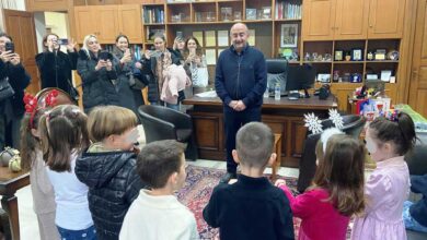 Πλημμύρισε-με-χριστουγεννιάτικες-μελωδίες-και-παιδικά-χαμόγελα-το-Δημαρχείο-Τρικάλων