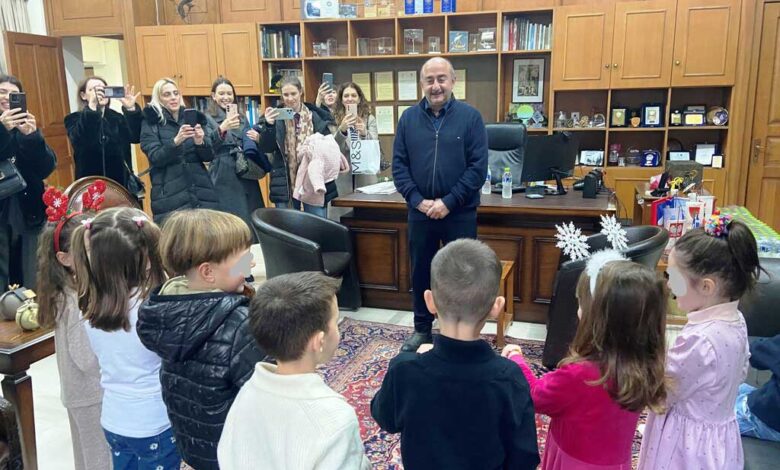 Πλημμύρισε-με-χριστουγεννιάτικες-μελωδίες-και-παιδικά-χαμόγελα-το-Δημαρχείο-Τρικάλων