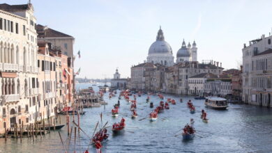 Βενετία:-Άγιοι-Βασίληδες-αντικατέστησαν-τα-έλκηθρα-με-γόνδολες-και-«πλημμύρισαν»-το-Μεγάλο-Κανάλι