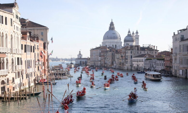 Βενετία:-Άγιοι-Βασίληδες-αντικατέστησαν-τα-έλκηθρα-με-γόνδολες-και-«πλημμύρισαν»-το-Μεγάλο-Κανάλι