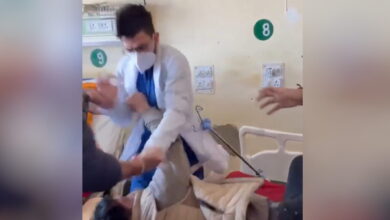 Ινδία:-Γιατρός-ξυλοκόπησε-ασθενή-με-αναπνευστικά-προβλήματα-γιατί-το-θύμα-του-ζήτησε-να-μιλάει-«με-σεβασμό»
