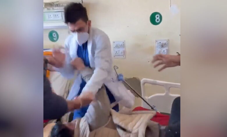 Ινδία:-Γιατρός-ξυλοκόπησε-ασθενή-με-αναπνευστικά-προβλήματα-γιατί-το-θύμα-του-ζήτησε-να-μιλάει-«με-σεβασμό»