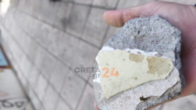 Ηράκλειο:-Σοβάς-έπεσε-από-το-κτίριο-του-Εργατικού-Κέντρου-–-Στο-τσακ-γλίτωσαν-δύο-γυναίκες-και-παιδιά