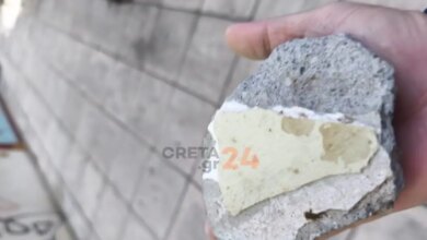 Ηράκλειο:-Σοβάς-έπεσε-από-το-κτίριο-του-Εργατικού-Κέντρου-–-Στο-τσακ-γλίτωσαν-δύο-γυναίκες-και-παιδιά