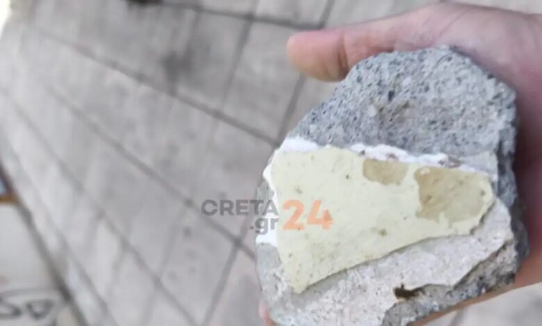 Ηράκλειο:-Σοβάς-έπεσε-από-το-κτίριο-του-Εργατικού-Κέντρου-–-Στο-τσακ-γλίτωσαν-δύο-γυναίκες-και-παιδιά