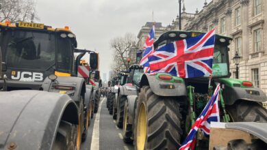 Οπισθοχώρησε-στην-πίεση-των-αγροτών-η-βρετανική-κυβέρνηση