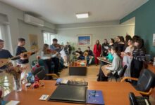 Με-κάλαντα-Ικαρίας-στο-γραφείο-της-Β.-Ζιάκα-το-Μουσικό-Λάρισας