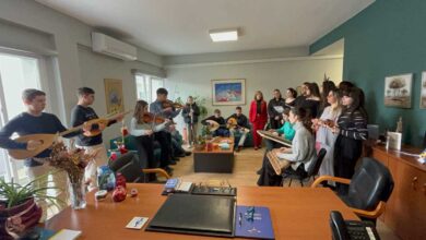 Με-κάλαντα-Ικαρίας-στο-γραφείο-της-Β.-Ζιάκα-το-Μουσικό-Λάρισας