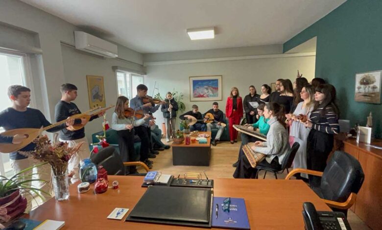 Με-κάλαντα-Ικαρίας-στο-γραφείο-της-Β.-Ζιάκα-το-Μουσικό-Λάρισας