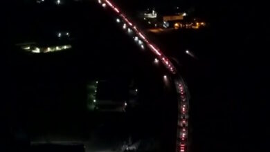 Μπλόκα-αγροτών:-Κάλαντα-με-τρακτέρ-στις-εθνικές-οδούς-και-τους-οδηγούς-να-ελπίζουν-να-αποφύγουν-παρακαμπτήριους-και-χωματόδρομους