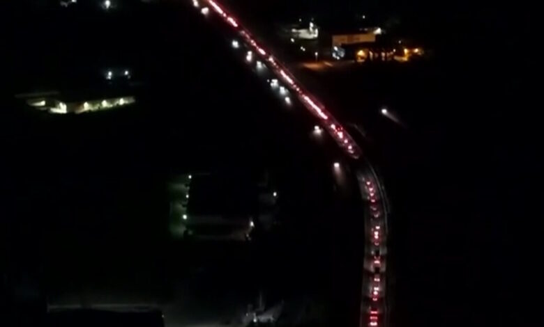 Μπλόκα-αγροτών:-Κάλαντα-με-τρακτέρ-στις-εθνικές-οδούς-και-τους-οδηγούς-να-ελπίζουν-να-αποφύγουν-παρακαμπτήριους-και-χωματόδρομους