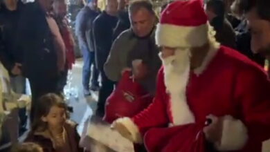 Μπλόκο-Νίκαιας:-Ο-Άη-Βασίλης-μοίρασε-δώρα-και-χριστουγεννιάτικο-πνεύμα-στα-παιδιά-των-αγροτών