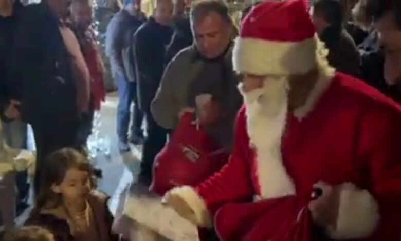 Μπλόκο-Νίκαιας:-Ο-Άη-Βασίλης-μοίρασε-δώρα-και-χριστουγεννιάτικο-πνεύμα-στα-παιδιά-των-αγροτών