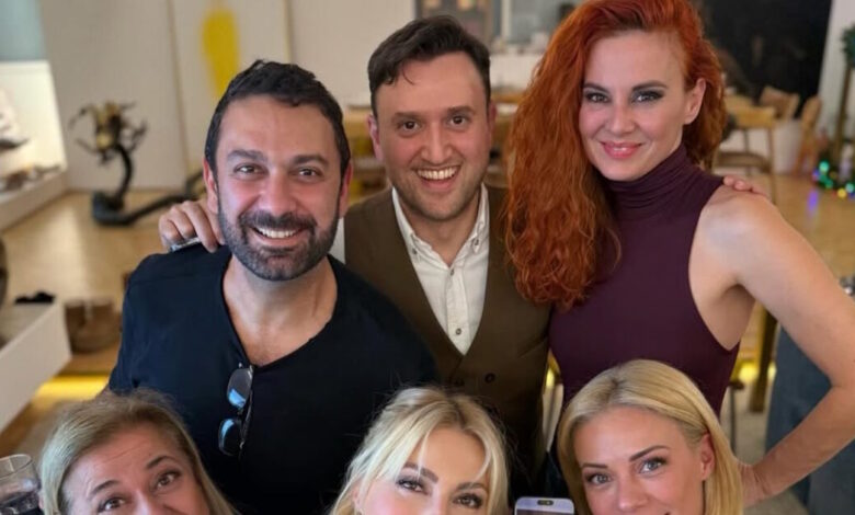 Στο-Πάρα-Πέντε:-Οι-πρωταγωνιστές-παρακολούθησαν-μαζί-το-reunion-της-σειράς-–-Σε-βιντεοκλήση-ο-Γιώργος-Καπουτζίδης