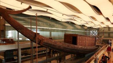 Αίγυπτος:-Στο-Μεγάλο-Αιγυπτιακό-Μουσείο-η-ηλιακή-λέμβος-του-Χέοπα-–-Θα-συντηρείται-εκεί-για-τα-επόμενα-4-χρόνια