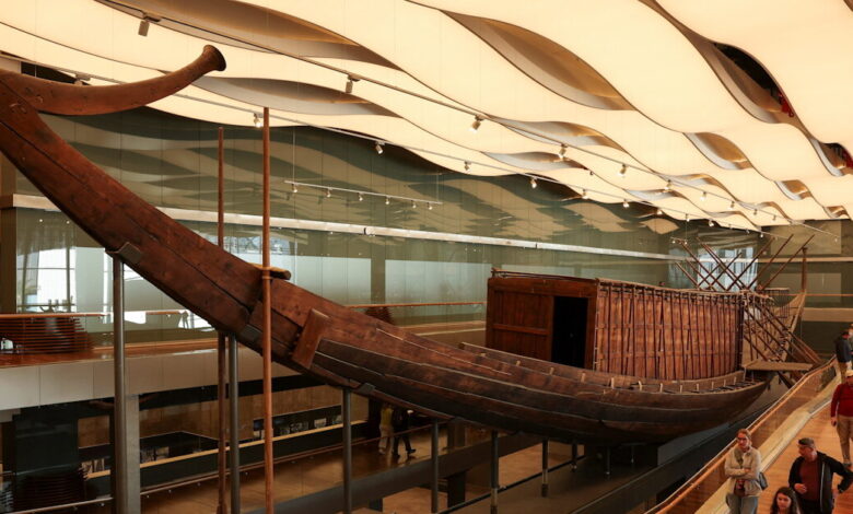 Αίγυπτος:-Στο-Μεγάλο-Αιγυπτιακό-Μουσείο-η-ηλιακή-λέμβος-του-Χέοπα-–-Θα-συντηρείται-εκεί-για-τα-επόμενα-4-χρόνια