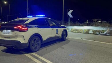 Πάτρα:-Χειροπέδες-σε-μάνα-και-γιο-–-Κατείχαν-1-κιλό-χασίς-και-μαχαίρια-τύπου-χούφτας-και-karambit