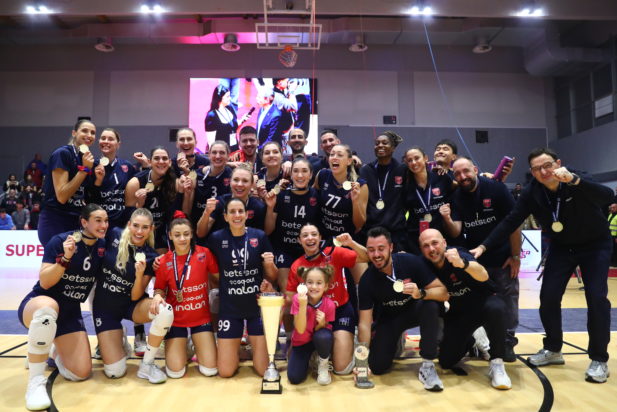 Σούπερ-Καπ-γυναικών-βόλεϊ:-Ο-Πανιώνιος-«λύγισε»-τον-Ολυμπιακό-και-πήρε-τον-πρώτο-του-τίτλο-–-ΒΙΝΤΕΟ