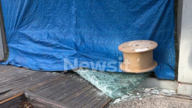 Άλιμος:-Αυτοκίνητο-καρφώθηκε-σε-κατάστημα-–-Τραυματίστηκε-υπάλληλος