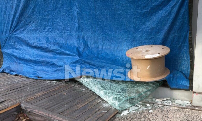 Άλιμος:-Αυτοκίνητο-καρφώθηκε-σε-κατάστημα-–-Τραυματίστηκε-υπάλληλος