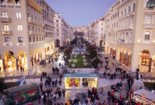 «Μύρισε-Χριστούγεννα»-παντού:-Η-εταιρεία-ΕΙ.-Παπαδόπουλος-«ταξίδεψε»-την-πιο-Χριστουγεννιάτικη-μπισκοτένια-μυρωδιά-από-τα-εργοστάσιά-της-στην-καρδιά-της-Θεσσαλονίκης