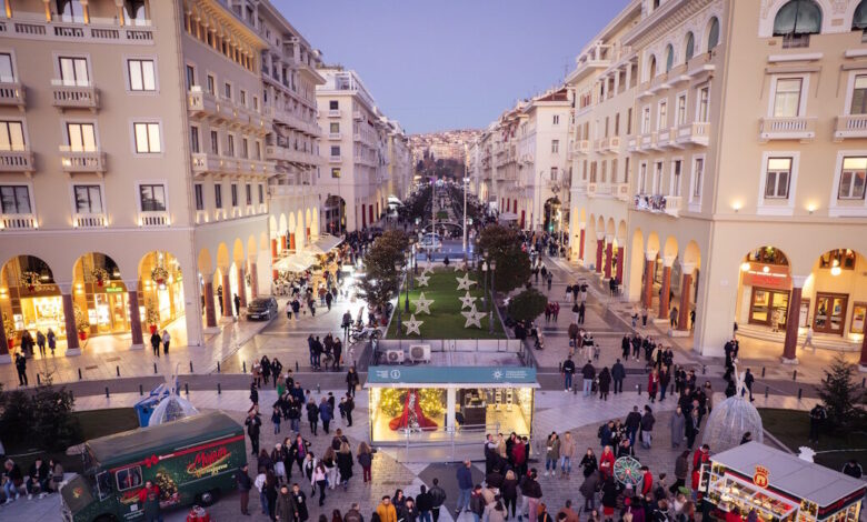 «Μύρισε-Χριστούγεννα»-παντού:-Η-εταιρεία-ΕΙ.-Παπαδόπουλος-«ταξίδεψε»-την-πιο-Χριστουγεννιάτικη-μπισκοτένια-μυρωδιά-από-τα-εργοστάσιά-της-στην-καρδιά-της-Θεσσαλονίκης