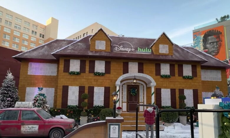 Λος-Άντζελες:-Τεράστιο-σπίτι-της-ταινίας-«home-alone»-φτιαγμένο-από-τζίντζερμπρεντ-κατέρριψε-ρεκόρ-Γκίνες