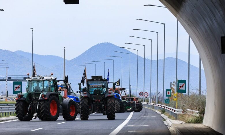 Μπλόκα-αγροτών:-Κορυφώνεται-η-έξοδος-εν-μέσω-κινητοποιήσεων-–-Τα-σημεία-που-άνοιξαν-για-να-διευκολυνθούν-οι-ταξιδιώτες-των-Χριστουγέννων